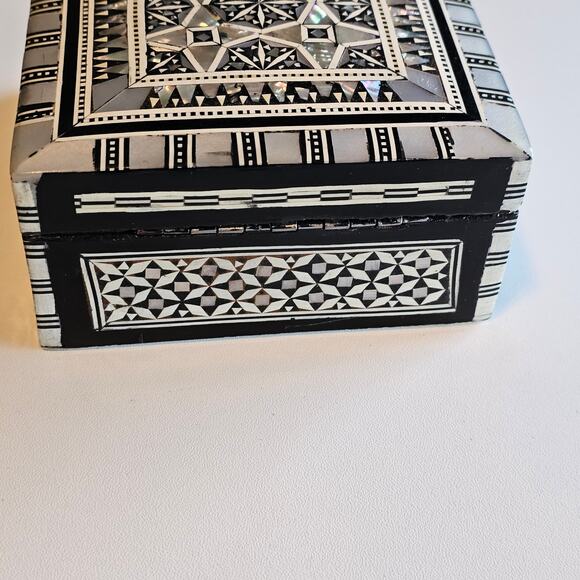 Vintage Mother of Pearl Inlay Wooden Trinket Jewelry Box made in Egypt - Picture 5 of 11